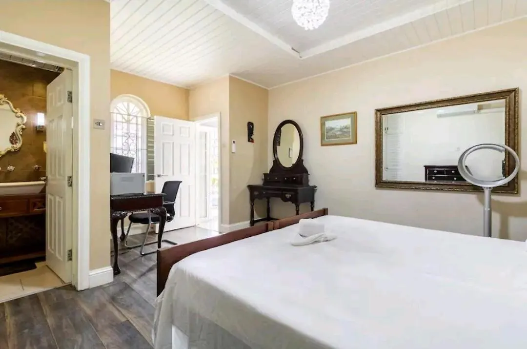 Sleek 4Ppl Apartment, Pool, Parking, Gated, Cctv & Wifi Ocho Ríos